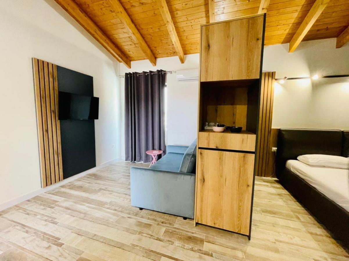 Adriatik Hotel Vlorë Exteriör bild