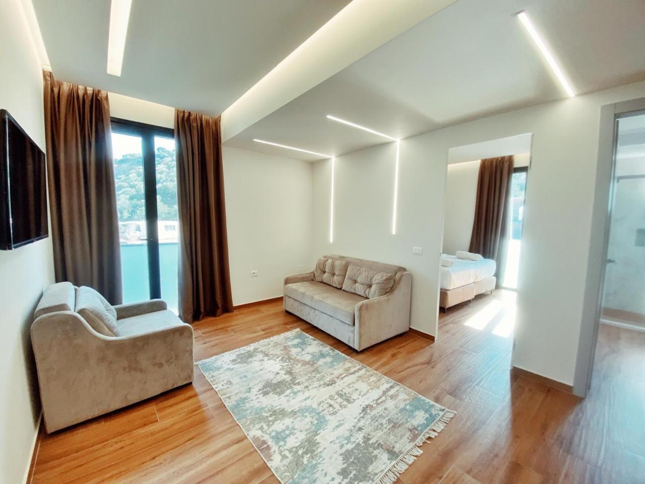 Adriatik Hotel Vlorë Exteriör bild