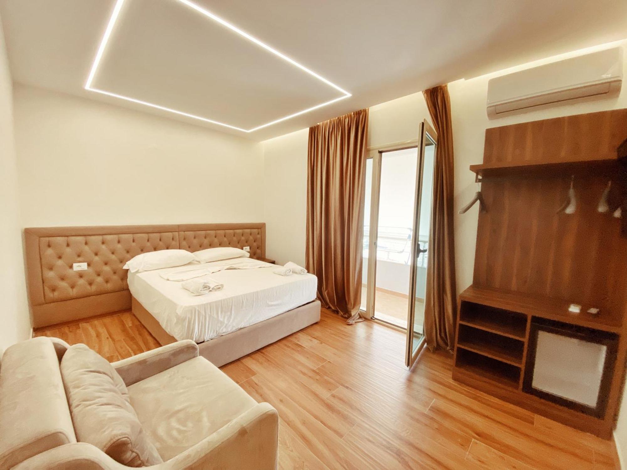 Adriatik Hotel Vlorë Exteriör bild