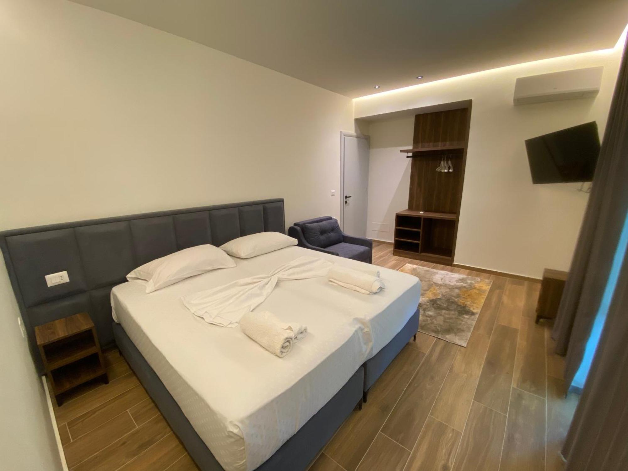 Adriatik Hotel Vlorë Exteriör bild